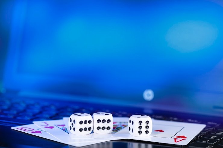 Pengguna dewasa membaca tips keamanan akun